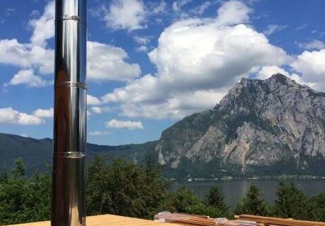 Prächtige Kulisse, der Edelstahlkamin im Obergeschoss